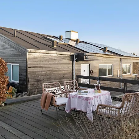3 Bedroom Beautiful In Ferienhaus *